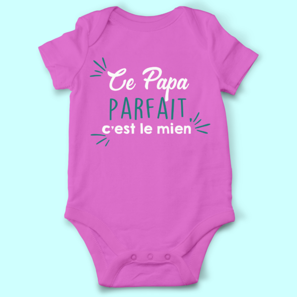 body bebe ce papa parfait cest le mien rose fushia e1769591223727