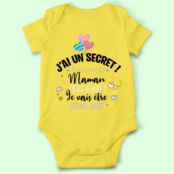 body bebe jai un secret il est dans le ventre de maman grande soeur jaune e1769528900429