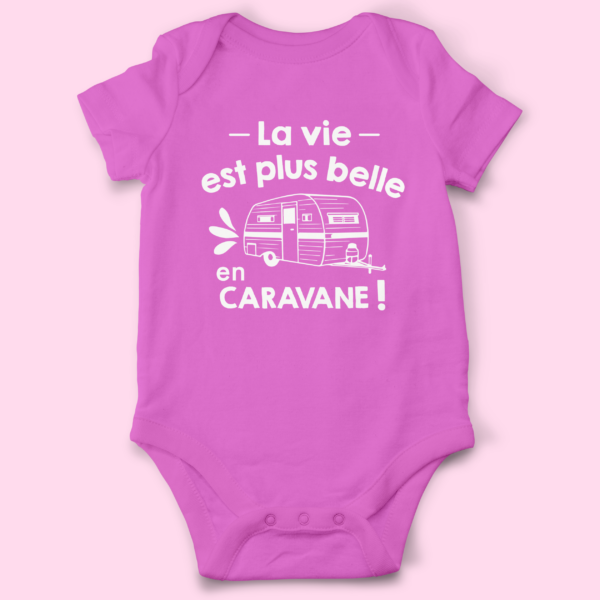 body bebe la vie est plus belle en caravane rose fushia e1769678550885